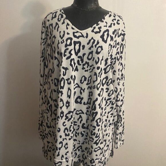Maysoar Black/White V-neck Leopard print tunic, size XXL - Picture 1 of 4